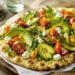 Knuspriges Fladenbrot mit Avocado, bunten Tomaten, Feta und Rucola