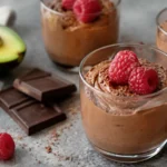 Cremige Avocado-Schoko-Mousse mit Himbeeren und dunkler Schokolade