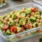 Kichererbsen-Avocado-Salat mit Gurke und Tomaten in einer Glasbox