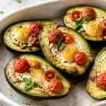 Im Ofen gebackene Avocadohälften mit Ei und Cherrytomaten